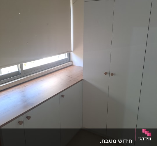 ארונות מטבח עם משטח עץ וחלון